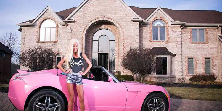 Sun: Κουνελάκι του Playboy έγινε οδηγός Uber – «Μου αρέσει να κρατάω το τιμόνι»