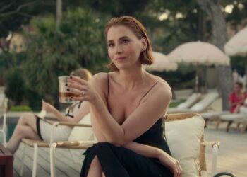 Τσάρλι Μέρφι: «Γέμισα μελανιές στα γυρίσματα των ερωτικών σκηνών» αποκάλυψε η πρωταγωνίστρια της νέας σειράς του Netflix