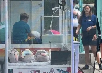 Παιδί παγιδεύτηκε μέσα σε «δαγκάνα» παιχνιδιών – Πώς έγινε η διάσωση