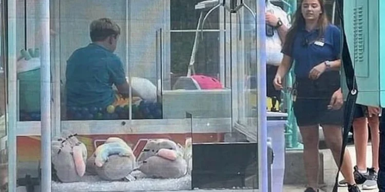 Παιδί παγιδεύτηκε μέσα σε «δαγκάνα» παιχνιδιών – Πώς έγινε η διάσωση