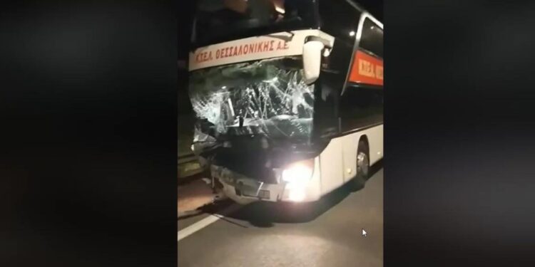 Τροχαίο δυστύχημα στoν Πλαταμώνα: ΚΤΕΛ συγκρούστηκε με δύο ΙΧ – Νεκρός 19χρονος, 6 τραυματίες