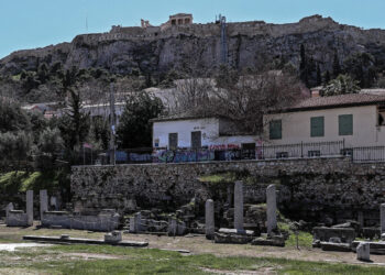 Τρόμος στην Ακρόπολη: Νιγηριανός επιτέθηκε σε νεαρή και προσπάθησε να τη βιάσει