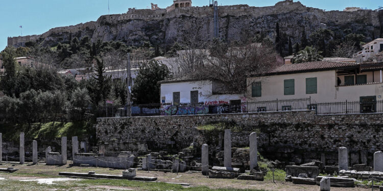 Τρόμος στην Ακρόπολη: Νιγηριανός επιτέθηκε σε νεαρή και προσπάθησε να τη βιάσει