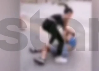 Τρομακτικό βίντεο με συμμορία κοριτσιών να χτυπά ανήλικες: Την χτυπούσε και την έσερνε από τα μαλλιά