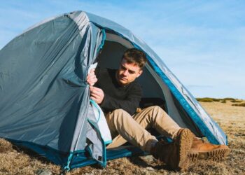 Έλληνας εργοδότης πρότεινε σε εργαζόμενο για σεζόν να μένει σε… αντίσκηνο – «Αρκεί να μην την φθείρεις»