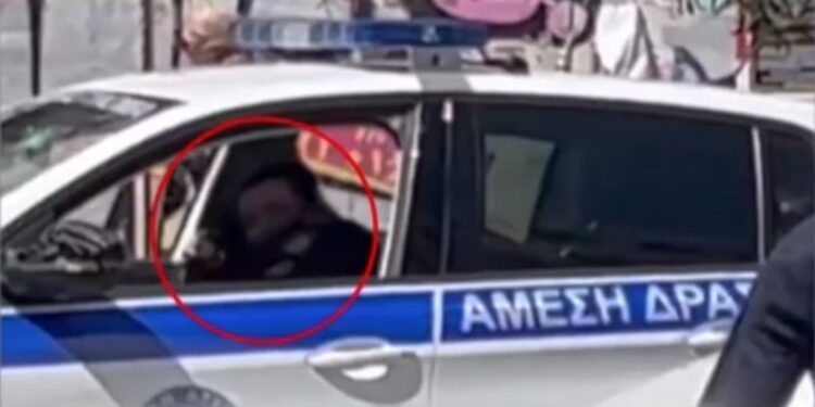 Πυροβολισμοί έξω από την ΑΣΟΕΕ: Τι υποστηρίζει ο αστυνομικός που τράβηξε όπλο