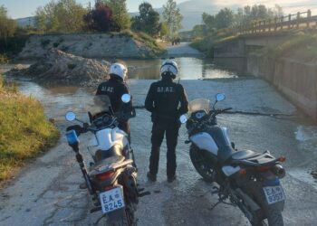 Σέρρες: Αστυνομικοί της ΔΙΑΣ έσωσαν ηλικιωμένο με την 3χρονη εγγονή του από χείμαρρο