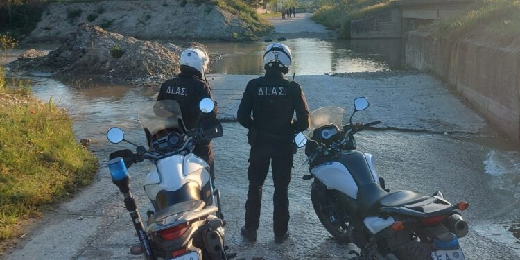 Σέρρες: Αστυνομικοί της ΔΙΑΣ έσωσαν ηλικιωμένο με την 3χρονη εγγονή του από χείμαρρο