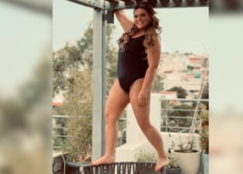 Δανάη Μπάρκα: Ποζάρει με το μαγιό της και στέλνει το μήνυμά της