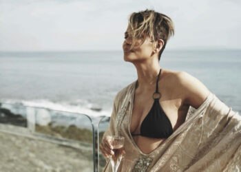 Χάλι Μπέρι: Πίνει κρασί στο μπαλκόνι ολόγυμνη και κόβει την ανάσα