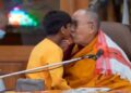 Δαλάι Λάμα: Σάλος με βίντεο που τον δείχνει να ζητά από αγοράκι να του ρουφήξει τη γλώσσα(Βίντεο)
