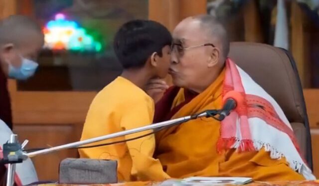 Δαλάι Λάμα: Σάλος με βίντεο που τον δείχνει να ζητά από αγοράκι να του ρουφήξει τη γλώσσα(Βίντεο)