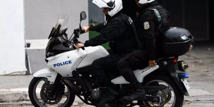 Βόλος: Ξυλοκόπησε άγρια την κόρη του επειδή φόρεσε μουσουλμανική μαντήλα – Χτύπησε και τη σύζυγό του