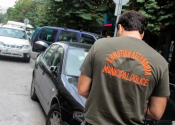 Θεσσαλονίκη: Χτύπησε με το αυτοκίνητο δημοτικό αστυνομικό και έβρισε άλλους δύο επειδή του έκοψαν κλήση για παρκάρισμα!