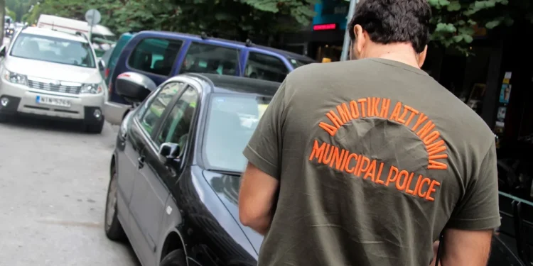Θεσσαλονίκη: Χτύπησε με το αυτοκίνητο δημοτικό αστυνομικό και έβρισε άλλους δύο επειδή του έκοψαν κλήση για παρκάρισμα!