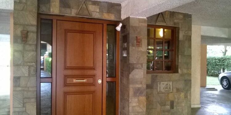 Δεν άντεξε ο άνθρωπος: Ένοικος πολυκατοικίας απηύδησε… «Αμα σε πιάσω να κάνεις την ανάγκη σου …»