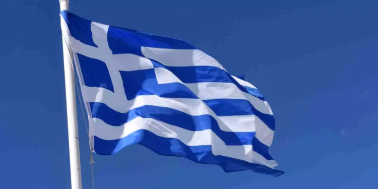 Θράκη: Έσκισαν την ελληνική σημαία και επιτέθηκαν στη γυναίκα που την ανέβασε