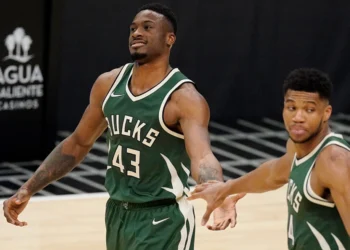 «Θα έπαιζε ο Θανάσης στο ΝΒΑ, αν δεν ήταν αδερφός του Γιάννη»; – Οι Αμερικανοί τον λένε… βύσμα!