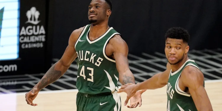 «Θα έπαιζε ο Θανάσης στο ΝΒΑ, αν δεν ήταν αδερφός του Γιάννη»; – Οι Αμερικανοί τον λένε… βύσμα!