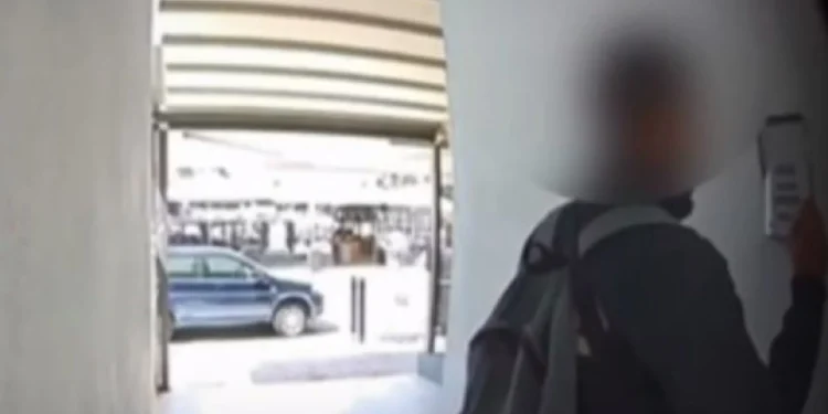 Υπάλληλος του ΔΕΔΔΗΕ ζωγράφισε ανδρικό μόριο σε κουδούνι ηλικιωμένου επειδή δεν του άνοιγε(Βίντεο)