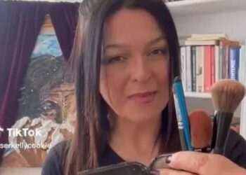 Εκλογές 2023: Η Κέλλυ Σταμούλη του ΠΑΣΟΚ δείχνει πώς βάφεται