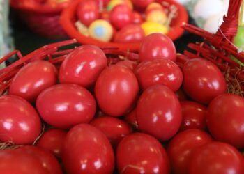 Πάσχα: Ο λόγος που βάφουμε κόκκινα τα αυγά τη Μεγάλη Πέμπτη