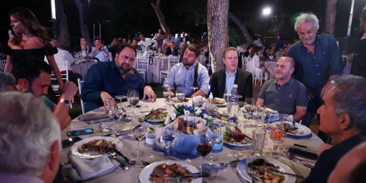 Η ΑΕΚ κάνει λόγο για προσβολή από Μαρινάκη: «Μαύρος είναι ο πάτος σας!»