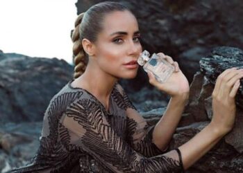 Απίστευτο! Μοντέλο πουλάει άρωμα φτιαγμένο από… τον ιδρώτα της