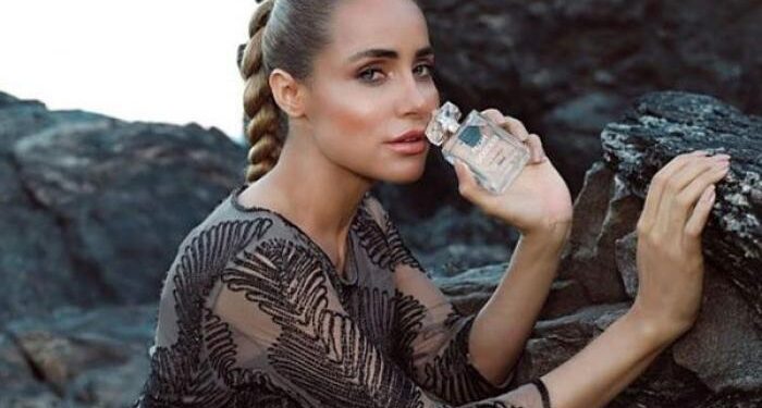 Απίστευτο! Μοντέλο πουλάει άρωμα φτιαγμένο από… τον ιδρώτα της