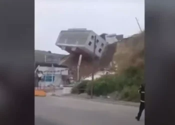 Μεξικό: Κτήριο καταρρέει και γλιστρά προς τον δρόμο – Εντυπωσιακό βίντεο