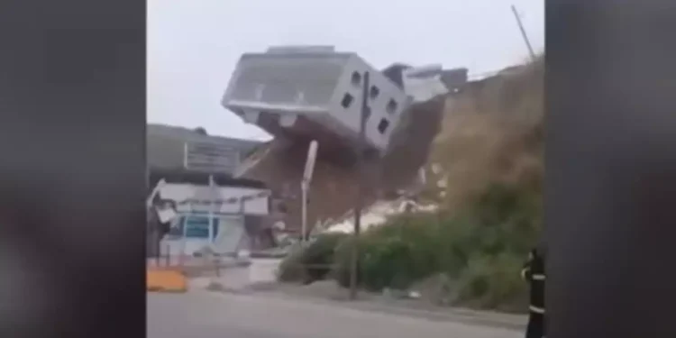 Μεξικό: Κτήριο καταρρέει και γλιστρά προς τον δρόμο – Εντυπωσιακό βίντεο