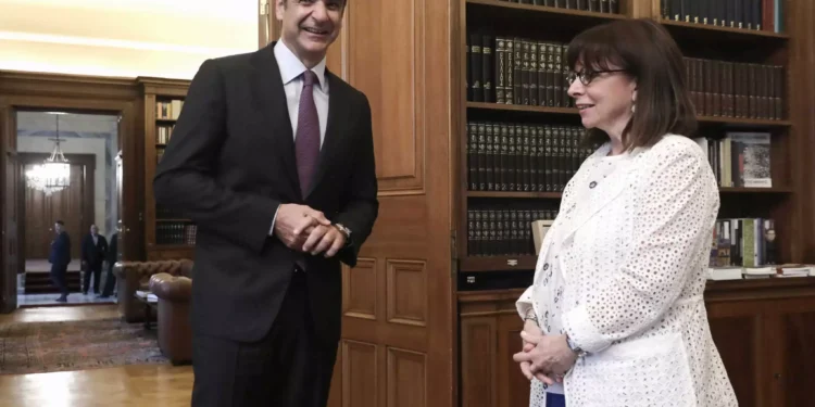 Στο προεδρικό Μέγαρο ο Κυριάκος Μητσοτάκης: Προκηρύσσονται επίσημα οι εκλογές της 21ης Μαΐου