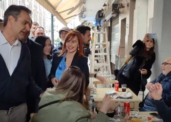 Θεσσαλονίκη: Το χιουμοριστικό σχόλιο Μητσοτάκη έξω από ψητοπωλείο – «Από Μεγάλη Παρασκευή θα νηστέψετε;»