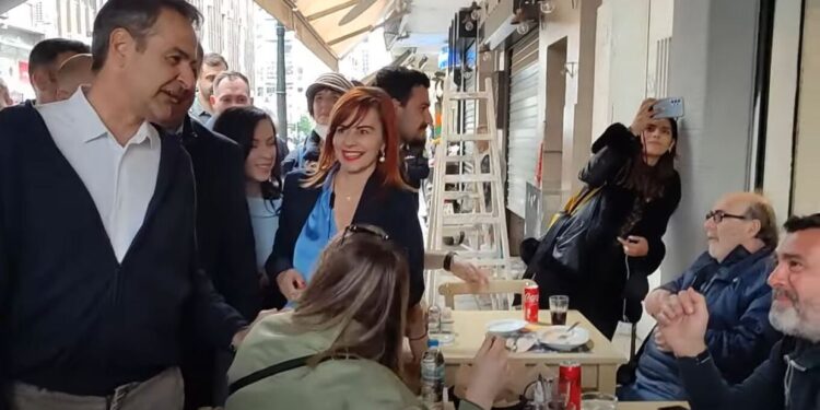 Θεσσαλονίκη: Το χιουμοριστικό σχόλιο Μητσοτάκη έξω από ψητοπωλείο – «Από Μεγάλη Παρασκευή θα νηστέψετε;»