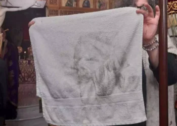 Ημαθία: Ουρές πιστών σε εκκλησία μετά τη μορφή που σχηματίστηκε σε αυτή την πετσέτα