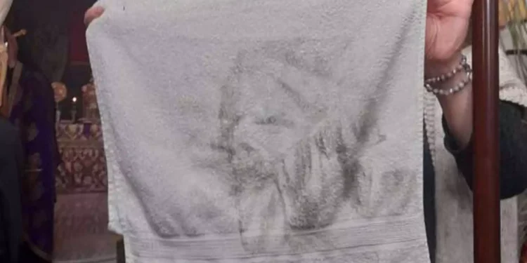 Ημαθία: Ουρές πιστών σε εκκλησία μετά τη μορφή που σχηματίστηκε σε αυτή την πετσέτα