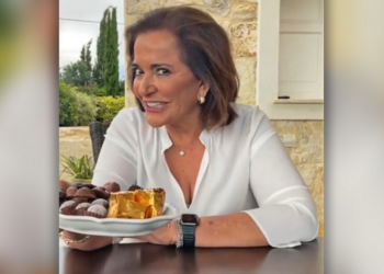 Ντόρα Μπακογιάννη: Έκανε TikTok- «Θέλεις ένα σoκολατάκι;»