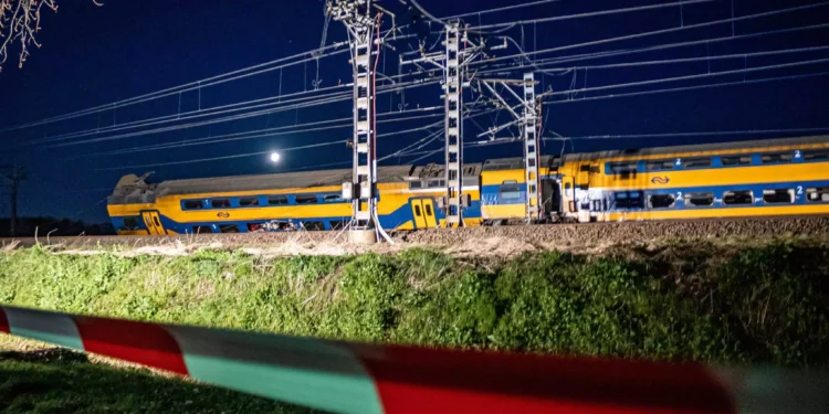 Ολλανδία: Ένας νεκρός και 30 τραυματίες ο νέος απολογισμός από τον εκτροχιασμό του τρένου – Έπιασε φωτιά το ένα βαγόνι