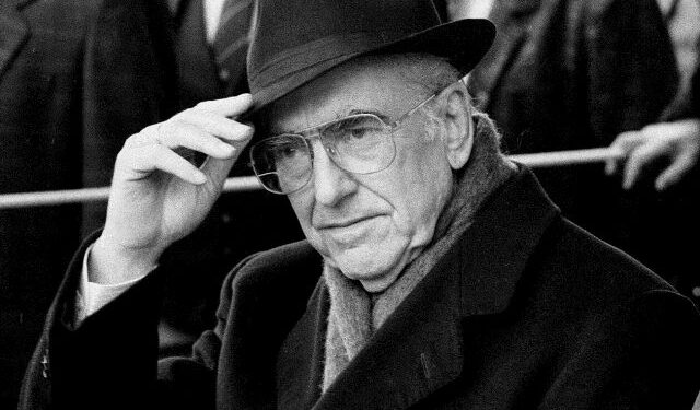 Ανδρέας Παπανδρέου: 25.000 ευρώ πουλήθηκαν τα γυαλιά του – Τα αγόρασε νεαρός εφοπλιστής