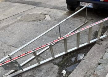 Θεσσαλονίκη: Έβαλαν σκάλα πάνω στον δρόμο για να κρατήσουν θέση πάρκινγκ! (Βίντεο)