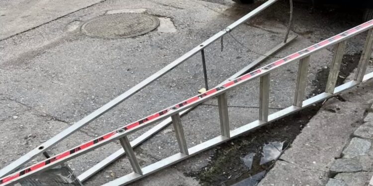 Θεσσαλονίκη: Έβαλαν σκάλα πάνω στον δρόμο για να κρατήσουν θέση πάρκινγκ! (Βίντεο)