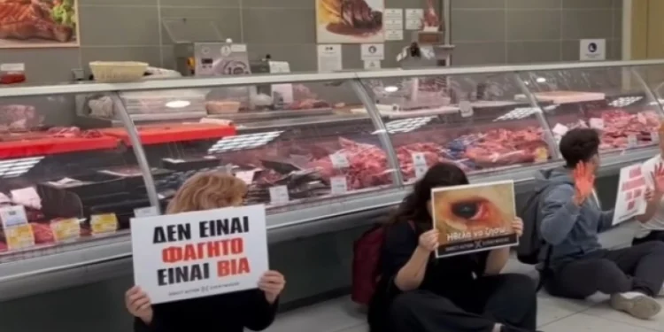 «Εισβολή» vegan σε σούπερ μάρκετ του Πειραιά: «Δεν είναι φαγητό, είναι βία» (Βίντεο)