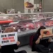 «Εισβολή» vegan σε σούπερ μάρκετ του Πειραιά: «Δεν είναι φαγητό, είναι βία» (Βίντεο)
