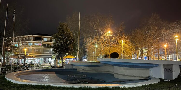 Σέρρες: Χωρίς φώτα η Πλατεία Ελευθερίας- Ηλικιωμένος σωριάστηκε στο σκοτάδι και τον εντόπισε σκύλος