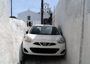 Απίθανη γκάφα οδηγού στη Σαντορίνη: «Ας μείνει εκεί, σαν μνημείο» λένε οι χρήστες στα social media