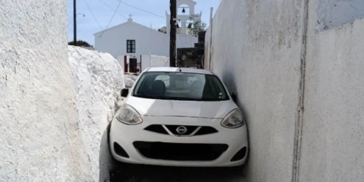 Απίθανη γκάφα οδηγού στη Σαντορίνη: «Ας μείνει εκεί, σαν μνημείο» λένε οι χρήστες στα social media