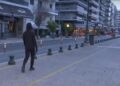 Θεσσαλονίκη: Ποιος είναι ο άνθρωπος – σκιά που κυκλοφορεί στην Λ. Νίκης (Βίντεο)