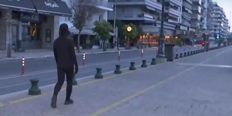Θεσσαλονίκη: Ποιος είναι ο άνθρωπος – σκιά που κυκλοφορεί στην Λ. Νίκης (Βίντεο)