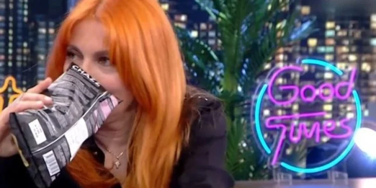 Η Σμαράγδα Καρύδη δοκίμασε τα πατατάκια με γεύση γεννητικών οργάνων: «Ξινά είναι»(Βίντεο)