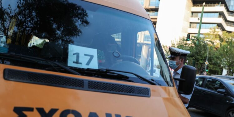 Συνελήφθη στα Καλύβια οδηγός σχολικού λεωφορείου χωρίς δίπλωμα – Μετέφερε 40 μαθητές